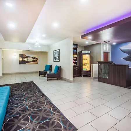 La Quinta Inn & Suites By Wyndham Fairborn Wright-Patterson-3